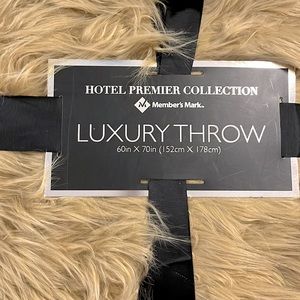 NWT HOTEL PREMIER COLLECTION LUXURY THROW
